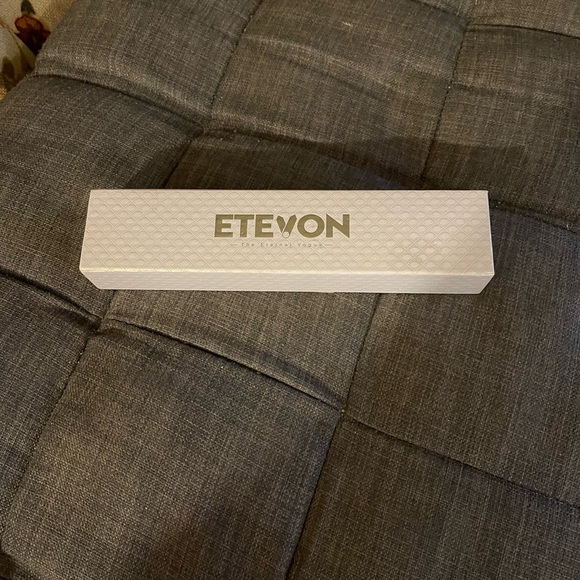 This elegant Etevon is quite stunning. It’s brand new, never been used/worn. - Picture 5 of 9